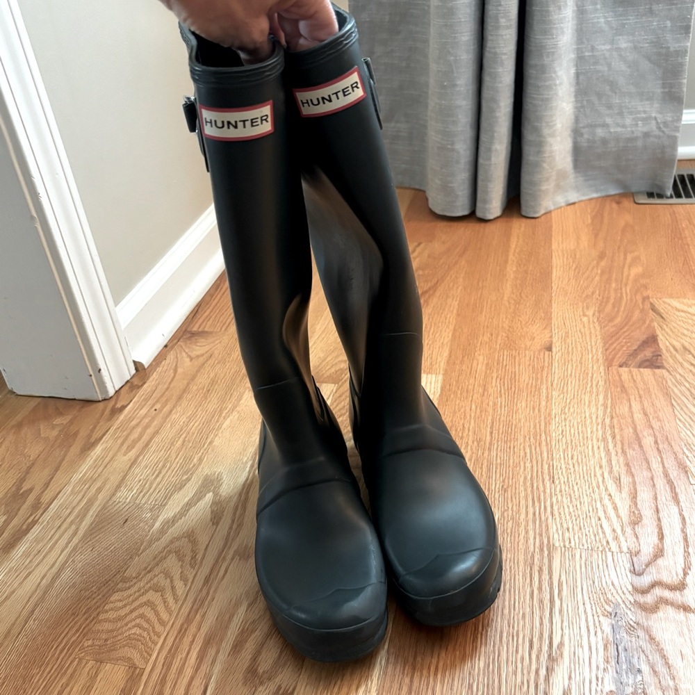 Hunter Original Tall Matte Rain Boots in Navy Size 7